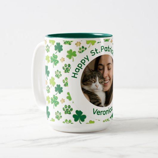 St. Patrick's Day Personalized Cat Mom Photo Mug Zweifarbige Tasse (Vorderseite Links)