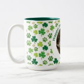 St. Patrick's Day Personalized Cat Mom Photo Mug Zweifarbige Tasse (Links)