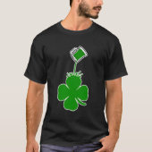 St Patrick's Day Pouring Kleeblatt Green Beer T-Shirt (Vorderseite)