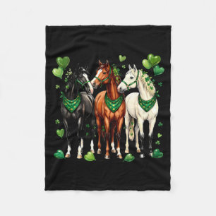 St. Patricks Day Reitsport drei Pferde mit Fleecedecke