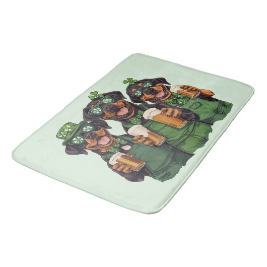 St. Patrick's Day Rottweiler Hunde Badematte (Schrägansicht)