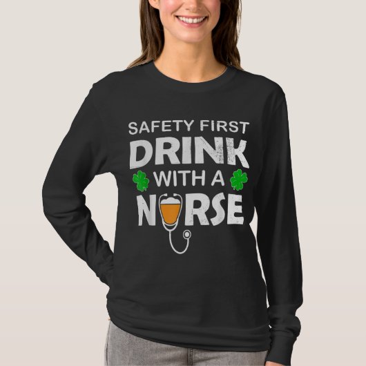St Patrick's Day Safety First Drink mit einer Kran T-Shirt (Vorderseite)