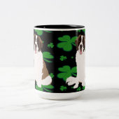 St. Patrick's Day Saint Bernard Zweifarbige Tasse (Mittel)