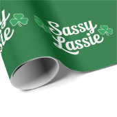 St Patricks Day Sassy Lassie Funny Irish Geschenkpapier (Rolleneckpunkt)