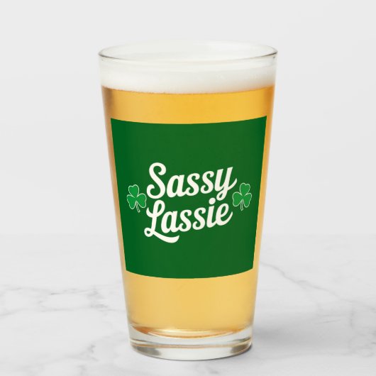 St Patricks Day Sassy Lassie Funny Irish Glas (Vorne (Gefüllt))