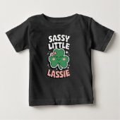 ST. Patricks Day Sassy Little Lassie für Mädchen Baby T-shirt (Vorderseite)