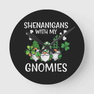 St Patricks Day Schabernack mit Gnomies Gnom Runde Wanduhr