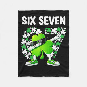 St. Patricks Day sechs sieben 6 7 Meme Shamrock Ki Fleecedecke
