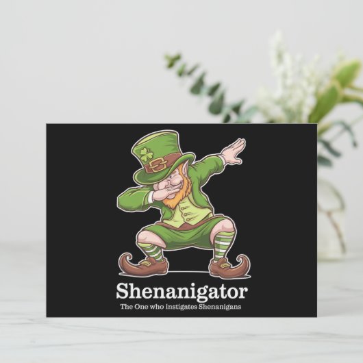 St Patricks Day Shenanigator Dabbing Leprechaun Einladung (Stehend Vorderseite)