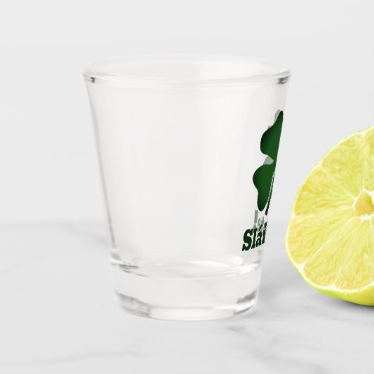 St. Patrick's Day-Shootglas mit dem Logoschild Schnapsglas (Links)