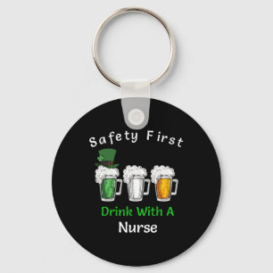 St Patricks Day - Sicherheit Erster Drink mit eine Schlüsselanhänger