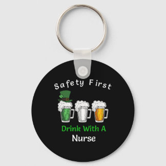 St Patricks Day - Sicherheit Erster Drink mit eine Schlüsselanhänger