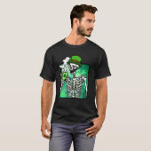 St Patrick's Day Skeleton Drinking Coffee Irish Sh T-Shirt (Vorne ganz)