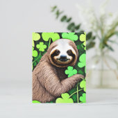 St. Patrick's Day Sloth Feiertagspostkarte (Stehend Vorderseite)