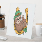 St Patrick's Day Sloth Horseshoe Lucky Sockelschild (In Situ)