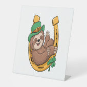 St Patrick's Day Sloth Horseshoe Lucky Sockelschild (Vorderseite)