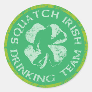 St. Patrick's Day Squatch Irische Trinkteam Runder Aufkleber