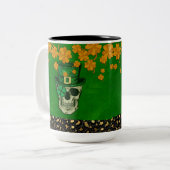 St. Patrick's Day Theme with Skull and Kleeblatt Zweifarbige Tasse (Vorderseite Links)