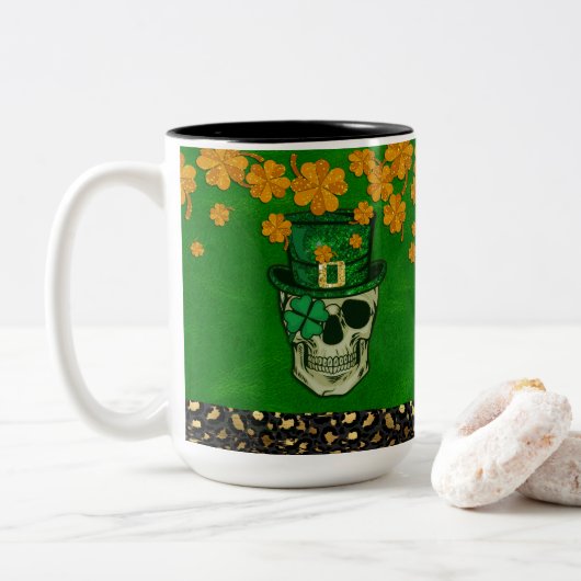 St. Patrick's Day Theme with Skull and Kleeblatt Zweifarbige Tasse (Mit Donut)