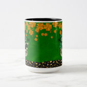 St. Patrick's Day Theme with Skull and Kleeblatt Zweifarbige Tasse (Mittel)