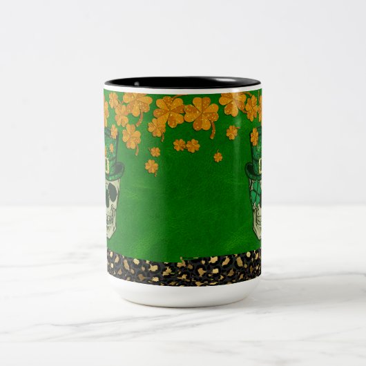 St. Patrick's Day Theme with Skull and Kleeblatt Zweifarbige Tasse (Mittel)