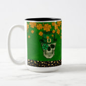 St. Patrick's Day Theme with Skull and Kleeblatt Zweifarbige Tasse (Links)