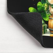 St. Patricks Day Tier Eule hält irisches Kleeblatt Mousepad (Ecke)