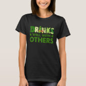 St.Patrick's Day trinkt gut mit anderen Kleeblätte T-Shirt (Vorderseite)