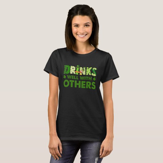 St.Patrick's Day trinkt gut mit anderen Kleeblätte T-Shirt (Vorne ganz)