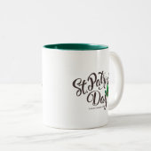 St. Patrick's Day Typografie. Kobold Zweifarbige Tasse (VorderseiteRechts)