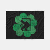 St Patricks Day Vierblättriges Kleeblatt - Lucky H Fleecedecke (Vorderseite (Horizontal))