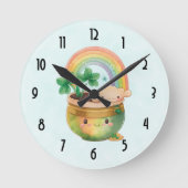 St. Patrick's Day Whimsical Rainbow & Clover Runde Wanduhr (Vorderseite)