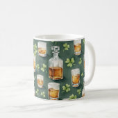 St. Patrick's Day Whiskey und Shamrock-Muster Kaffeetasse (VorderseiteRechts)