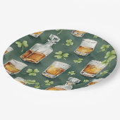 St. Patrick's Day Whiskey und Shamrock-Muster Pappteller (Schrägansicht)
