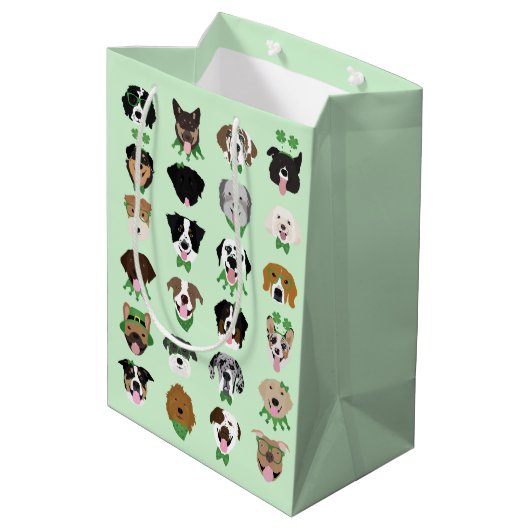 St Patricks Dog Face Pattern Mittlere Geschenktüte (Rückseite Schrägansicht)