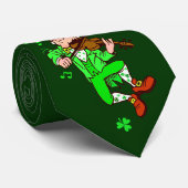 St. Patrick's Leprechaun spielt Fiddle Krawatte (Gerollt)