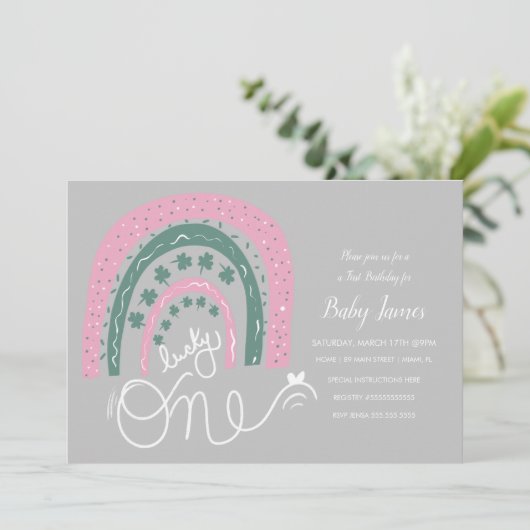 St. Patricks Lucky Birthday Hand Drawn Rainbow Einladung (Stehend Vorderseite)