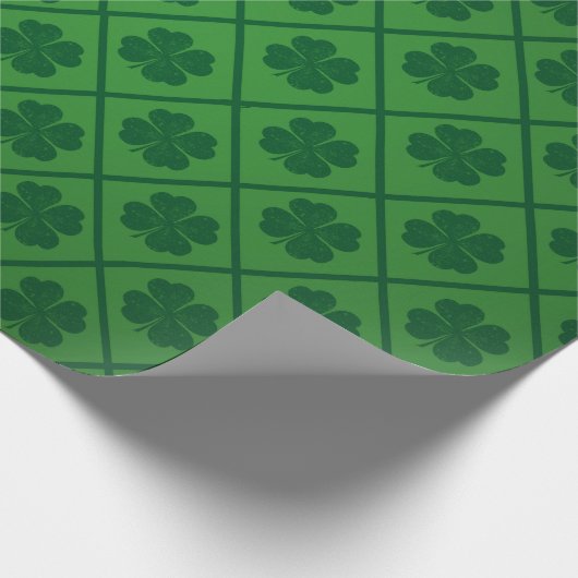 St Patricks Lucky Four Leaf Green Clover Pattern Geschenkpapier (Ecke)