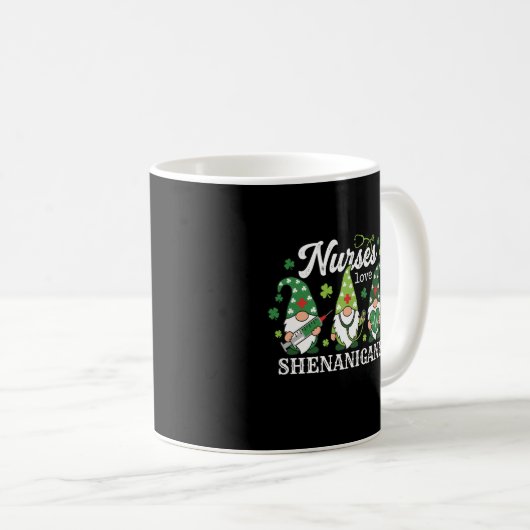 St Patricks Nurses Love Shenanigans Gnomes Scrub Kaffeetasse (VorderseiteRechts)