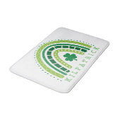 St. Patrick's Rainbow | Happy Whimsical Kleeblatt Badematte (Schrägansicht)