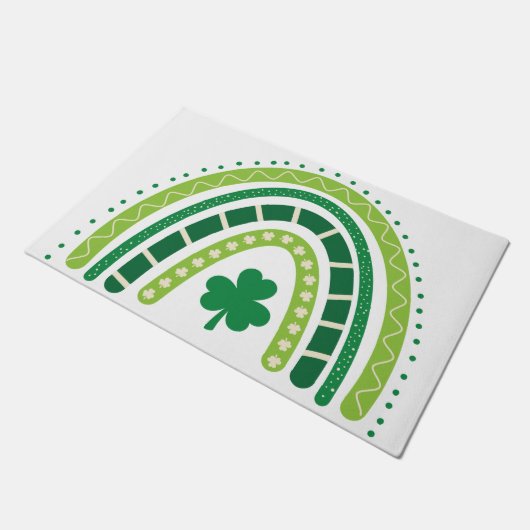 St. Patrick's Rainbow | Happy Whimsical Kleeblatt Fußmatte (Schrägansicht)