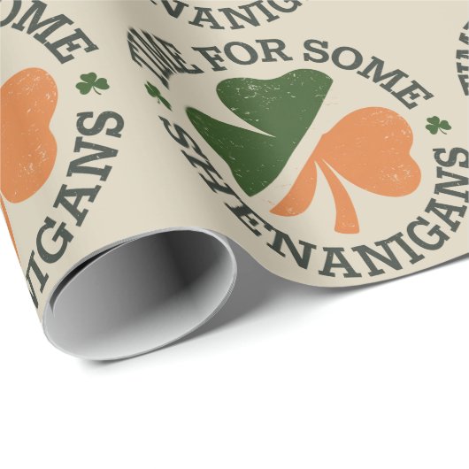 St. Patrick's Time for some Shenanigans Clover Geschenkpapier (Rolleneckpunkt)