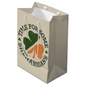 St. Patrick's Time for some Shenanigans Clover Mittlere Geschenktüte (Vorderseite Schrägansicht)