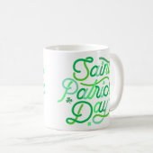 St. Patricks Typografie |Happy Whimsical Kleeblatt Kaffeetasse (VorderseiteRechts)