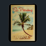 St. Petersburg Palm Tree Vintage Travel Magnet<br><div class="desc">Ein einzigartig Retro Mitte des Jahrhunderts moderne St. Petersburg Florida Kunstdruck im Vintage Reiseplakatstil. Es verfügt über eine geschwungene Palme am Sandstrand mit Ozean unter einem blauen bewölkten Himmel.</div>