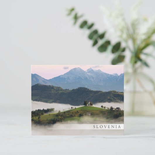 St. Thomas Kirche mit Bergen in Slowenien Bar Postkarte (Stehend Vorderseite)