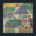 St. Wolfgang Kirche von Gustav Klimt, Viktorianisc Holzdruck<br><div class="desc">Die Kirche in Unterach am Attersee (St. Wolfgang Kirche) (1916) von Gustav Klimt ist ein Vintages Viktorianisches Zeitensymbolismus feine Kunst religiöses Gemälde. Die St. Wolfgang Kirche am Südufer des Attersees in der Kleinstadt Unterach in Österreich. Im Wasser spiegelt sich die Kirche und die umliegenden Gebäude wider. Über den Künstler: Gustav...</div>