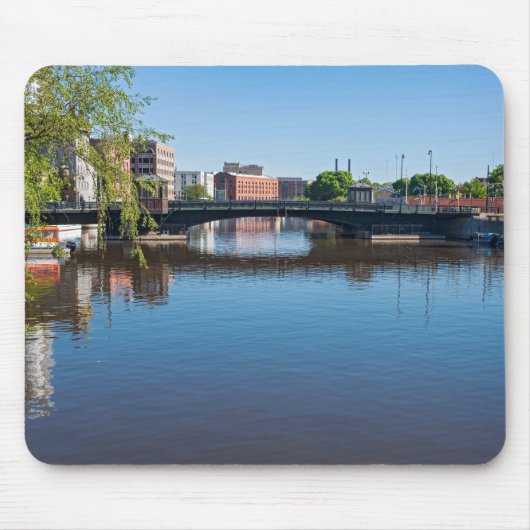 Staat Straßenbrücke durch den Fluss Milwaukee Mousepad (Vorne)