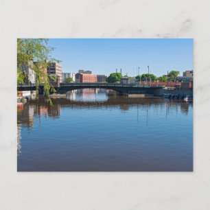 Staat Straßenbrücke durch den Fluss Milwaukee Postkarte