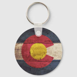 Staatsflagge Colorado auf Altholzkörnern Schlüsselanhänger